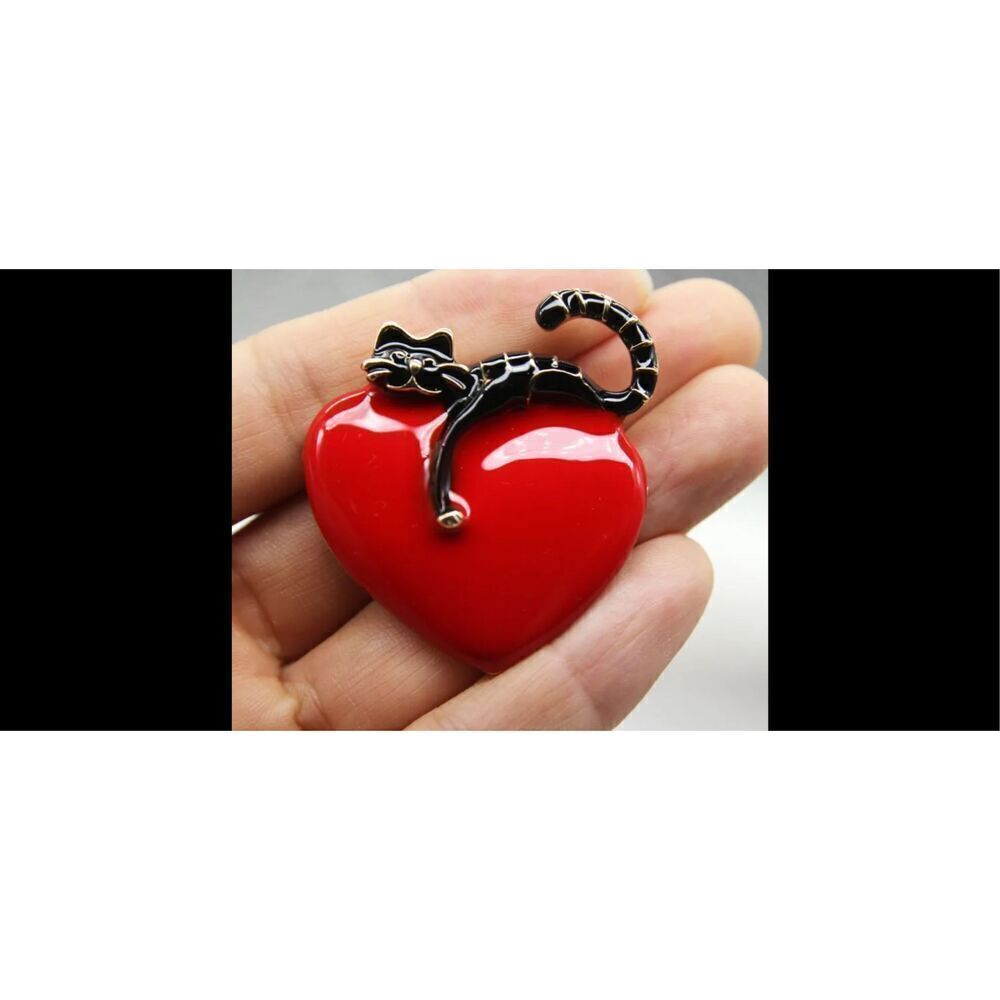 Lazy cat and Heart brooch